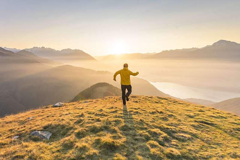 Joseph32265's tweet photo. Just finished a 10km morning run along the lakeside, fresh air and golden sunlight made every step worth it. ， https://t.co/sKmbl8DfCz