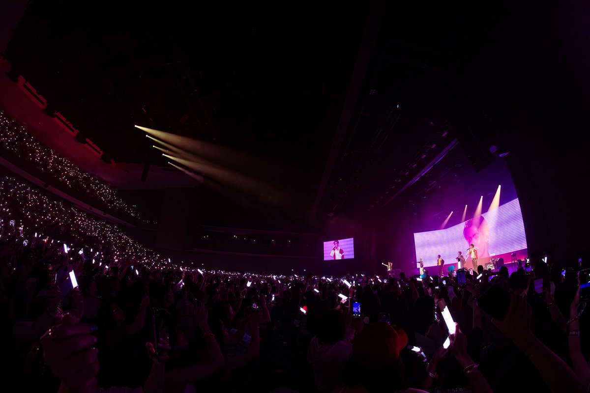 seonghyoevn's tweet photo. We finally made it to Toronto for the PUT YOUR PHONE DOWN tour and for real, this city feels different. Cold air outside, but the vibe in here is pure fire. Thank you for showing up, for singing every word, for putting your phones down and just living in the moment with us! https://t.co/VuqePTAhOz