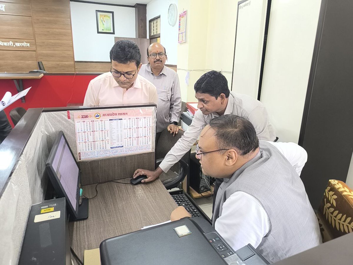 comindore's tweet photo. संभागायुक्त श्री भास्कर लक्षकार आज खरगोन जिले के भ्रमण पर है। उन्होंने खरगोन कलेक्टर न्यायालय में राजस्व प्रकरणों की जानकारी ली।
#JansamparkMP #Khargone #RevenueAdministration #RCMS #इंदौर
@CMMadhyaPradesh
@jdjsindore
@JansamparkMP https://t.co/IUGe58GFQM