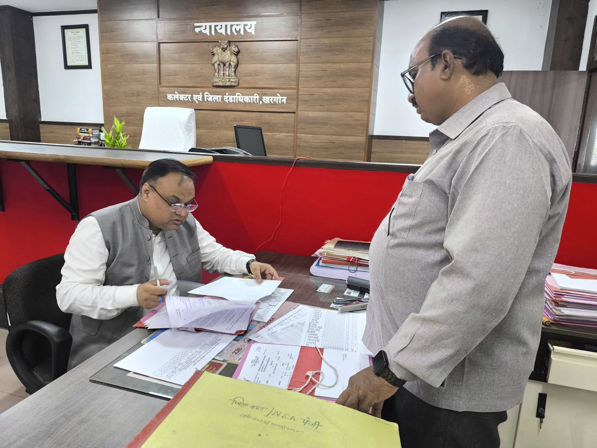 comindore's tweet photo. संभागायुक्त श्री भास्कर लक्षकार आज खरगोन जिले के भ्रमण पर है। उन्होंने खरगोन कलेक्टर न्यायालय में राजस्व प्रकरणों की जानकारी ली।
#JansamparkMP #Khargone #RevenueAdministration #RCMS #इंदौर
@CMMadhyaPradesh
@jdjsindore
@JansamparkMP https://t.co/IUGe58GFQM