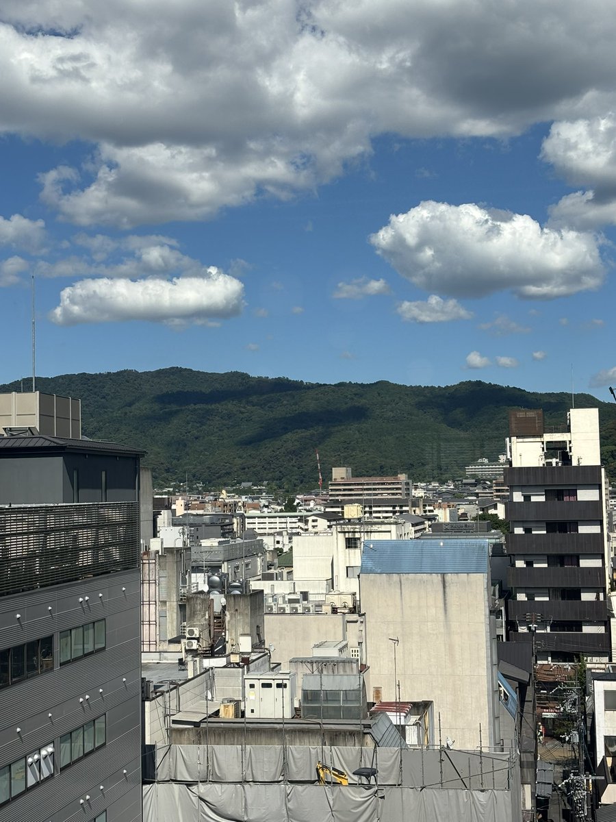 ino04hid's tweet photo. 山に雲の影が落ちてる。 https://t.co/C9WdVnxQwb
