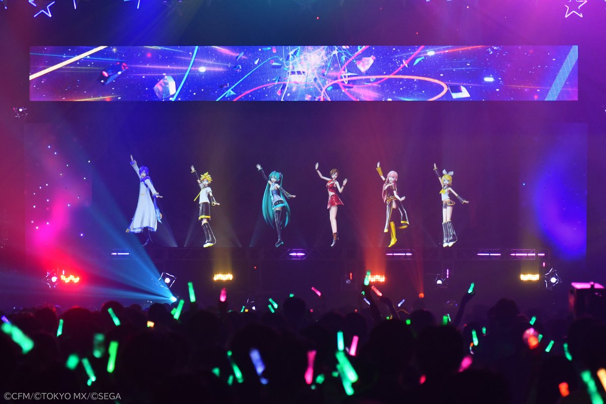magicalmirai's tweet photo. ＜TOKYO：ライブ立見チケット追加販売のお知らせ＞

初音ミク「マジカルミライ 2026」TOKYO会場のライブチケット一般販売完売につき、急きょ、ライブの立見チケットの追加販売が決定しました。
お申込みはWEB受付のみとなり、受付期間終了後に抽選となります。

受付期間：8月8日(土)12:00～8月10日(月)23:59
対象チケット：立見（立ち位置指定）

🔽詳しくはコチラ
https://t.co/p8sZWbrwyo

※ライブチケット単体での販売となります。企画展チケットはセットになっておりません。
※立見エリアは座席図に記載のない位置になります。
※写真は前回開催時のものです。

 #マジカルミライ2026 #初音ミク #鏡音リン #鏡音レン #巡音ルカ #MEIKO #KAITO