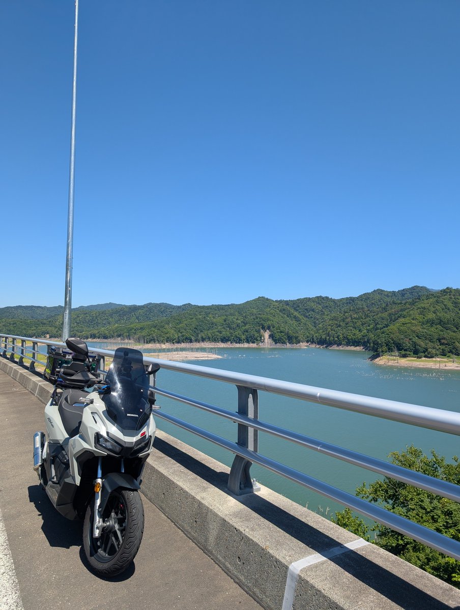 tohsan4's tweet photo. いい天気予報なので朝6時前に出発しました

朝は重ね着して丁度良い　流石にズボン下は履きませんが😀
夕張から山越えで十勝へ抜けると雲海らしき景色が見えた

後は北へ抜けて富良野から南下して途中熊🐻を気にしながらダムの横の道でパンをかじって帰宅

#HONDA　ADV160
#近場ツーリング https://t.co/dNWbtqGsFs