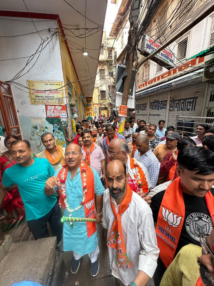 NeelkanthAd's tweet photo. 76 दिवसीय वार्ड प्रवास का 18 दिन ।
निर्वाचन क्षेत्र के श्री कालभैरव वार्ड में स्वच्छता,जनसंवाद, भ्रमण, एवं वृक्षारोपण किया गया । लोगों द्वारा बताए गए समस्या के संबंध में साथ चल रहे अधिकारियों को तुरंत निस्तारण हेतु कहा गया ।
#WardPrawasPart4 @blsanthosh https://t.co/KUAS2dmya4