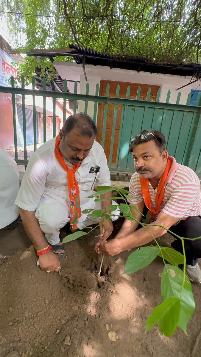 NeelkanthAd's tweet photo. 76 दिवसीय वार्ड प्रवास का 18 दिन ।
निर्वाचन क्षेत्र के श्री कालभैरव वार्ड में स्वच्छता,जनसंवाद, भ्रमण, एवं वृक्षारोपण किया गया । लोगों द्वारा बताए गए समस्या के संबंध में साथ चल रहे अधिकारियों को तुरंत निस्तारण हेतु कहा गया ।
#WardPrawasPart4 @blsanthosh https://t.co/KUAS2dmya4