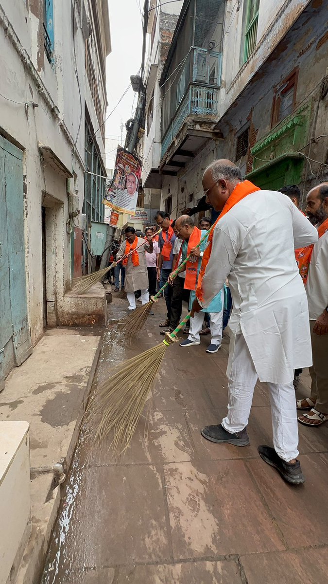 NeelkanthAd's tweet photo. 76 दिवसीय वार्ड प्रवास का 18 दिन ।
निर्वाचन क्षेत्र के श्री कालभैरव वार्ड में स्वच्छता,जनसंवाद, भ्रमण, एवं वृक्षारोपण किया गया । लोगों द्वारा बताए गए समस्या के संबंध में साथ चल रहे अधिकारियों को तुरंत निस्तारण हेतु कहा गया ।
#WardPrawasPart4 @blsanthosh https://t.co/KUAS2dmya4