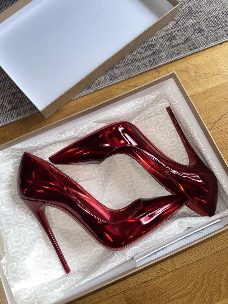 Auralyn0's tweet photo. Christian Louboutin https://t.co/2hp6MCBOxP