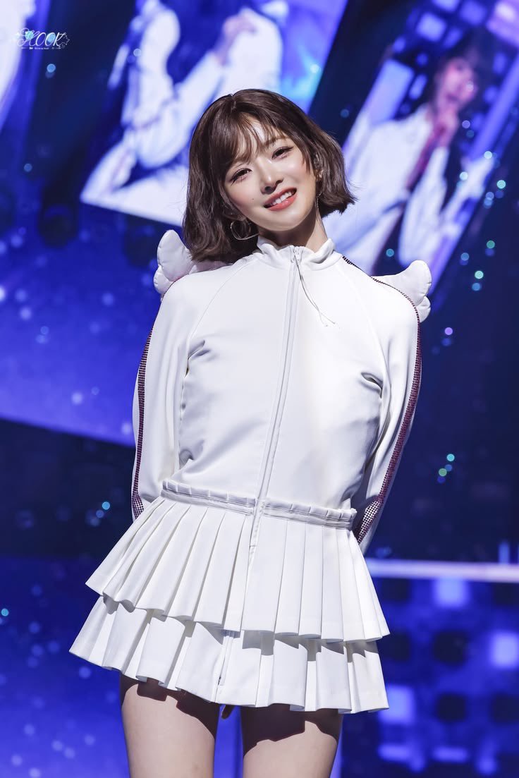 DiveBasee's tweet photo. IVE's Rei couldn't sing at their Oakland concert today due to an inflammation in her throat. She still showed up to see fans and reassures them that she's healthy. 

Get well soon Rei 🩷 https://t.co/1UqtAJ1dCI