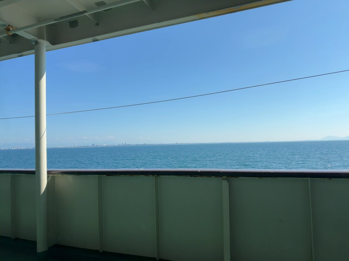 Miccn69w's tweet photo. 街がみえてきたよ^ ^

🛳️の雑魚寝席は初めて乗ったけど、なかなか…😅　

中学生みたいのがいっぱいいるしw遠足？ https://t.co/wwEhCaliDM