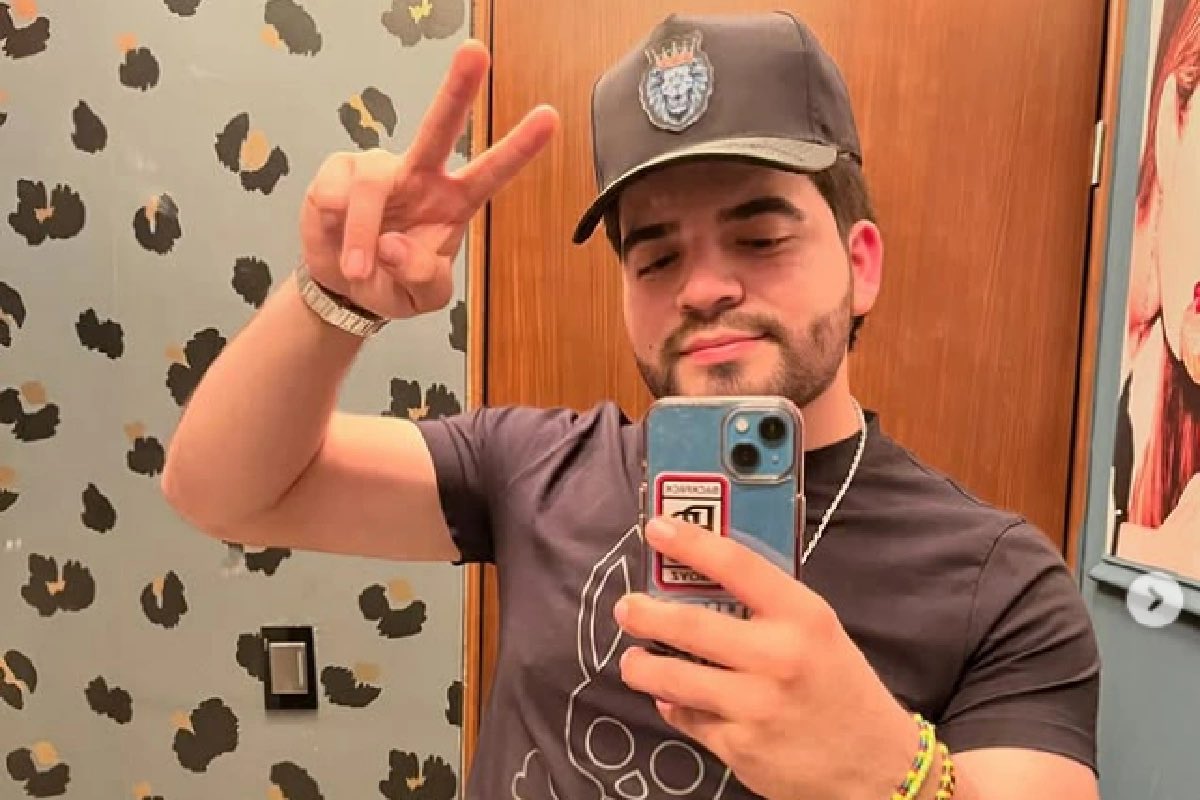FearedBuck's tweet photo. Mexican influencer César Gastelum was killed during his livestream outside a fast food restaurant few hours ago in Culiacán, Sinaloa, after gunmen on a motorcycle approached and opened fire. https://t.co/n2DwXQMq5A