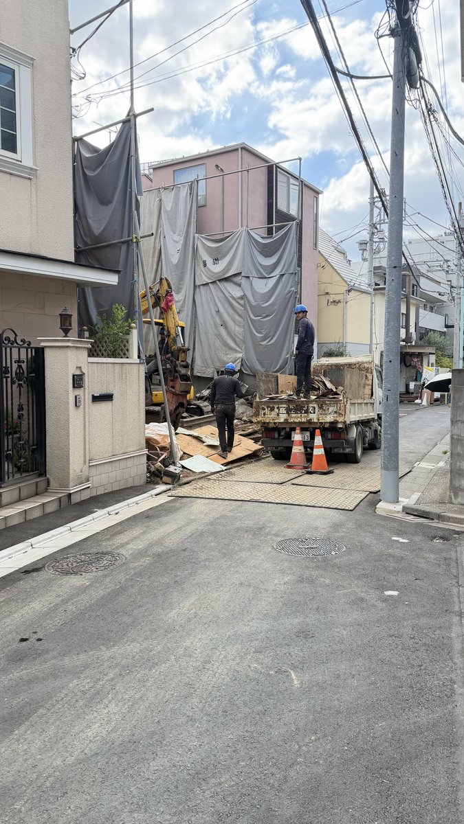 Nohara_Kei's tweet photo. 道路の使用許可も得ないで、道を塞いだまま解体作業してる。
写真を撮ろうとしたら「勝手に写真撮るな馬鹿野郎」と罵倒されるなど。 https://t.co/KfSkjNlTvA