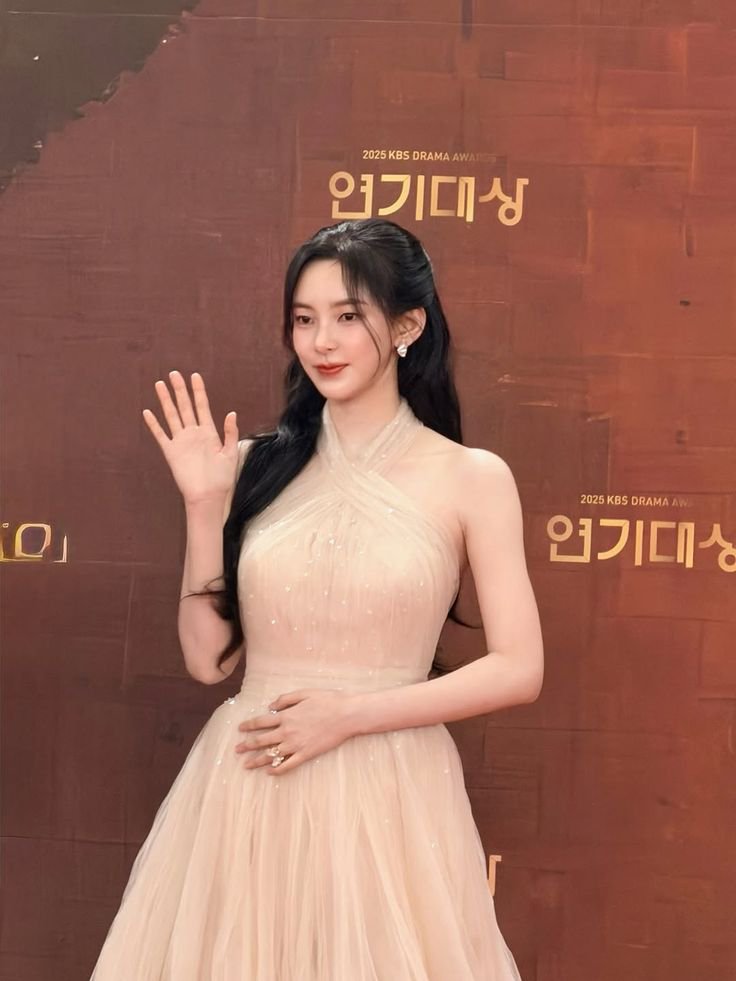 jacksxnwanq's tweet photo. @xinhsooo @ningniecn @hyemhywu Dan ini Queen-nya. ❤️ https://t.co/IAwvAMsPqg
