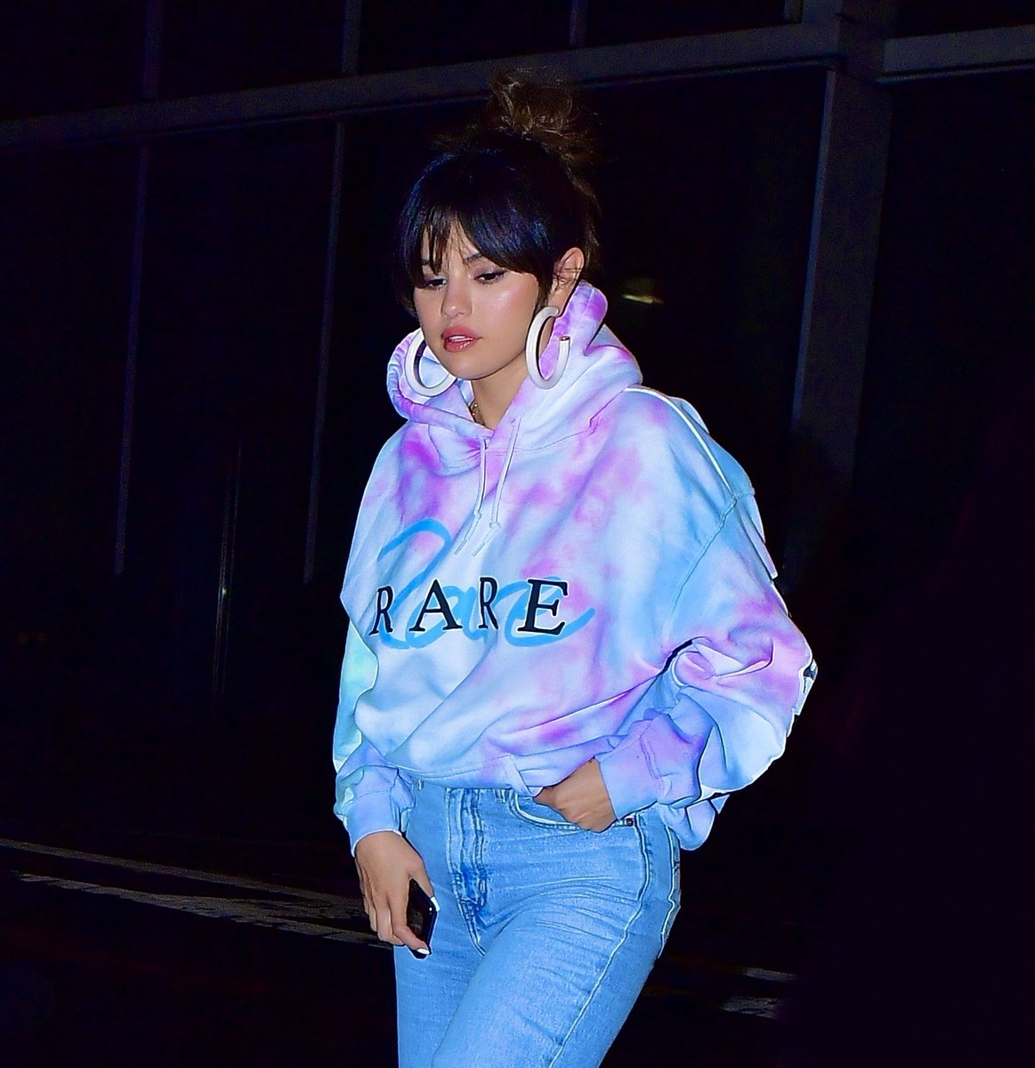queenftselena's tweet photo. I love this outfit 🩵🩷 @selenagomez https://t.co/IrCnOTOQEL