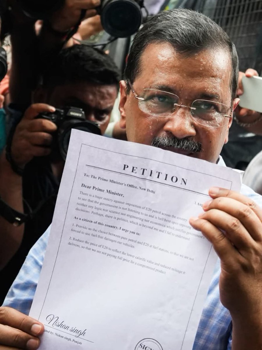 AlkaSharmaAAP's tweet photo. E20 के विरोध में जनता की 2 लाख से अधिक petitions लेकर मोदी जी से मिलने की कोशिश की, लेकिन मोदी जी की पुलिस ने हमें रोक दिया। हमने सभी petitions मोदी जी को भेज दी हैं।

मोदी जी, हमें अपनी ताकत दिखाने से क्या होगा? आप यही हिम्मत ट्रंप को दिखाइए और देश पर E20 थोपना बंद करिए। https://t.co/6tgBoBjw3o
