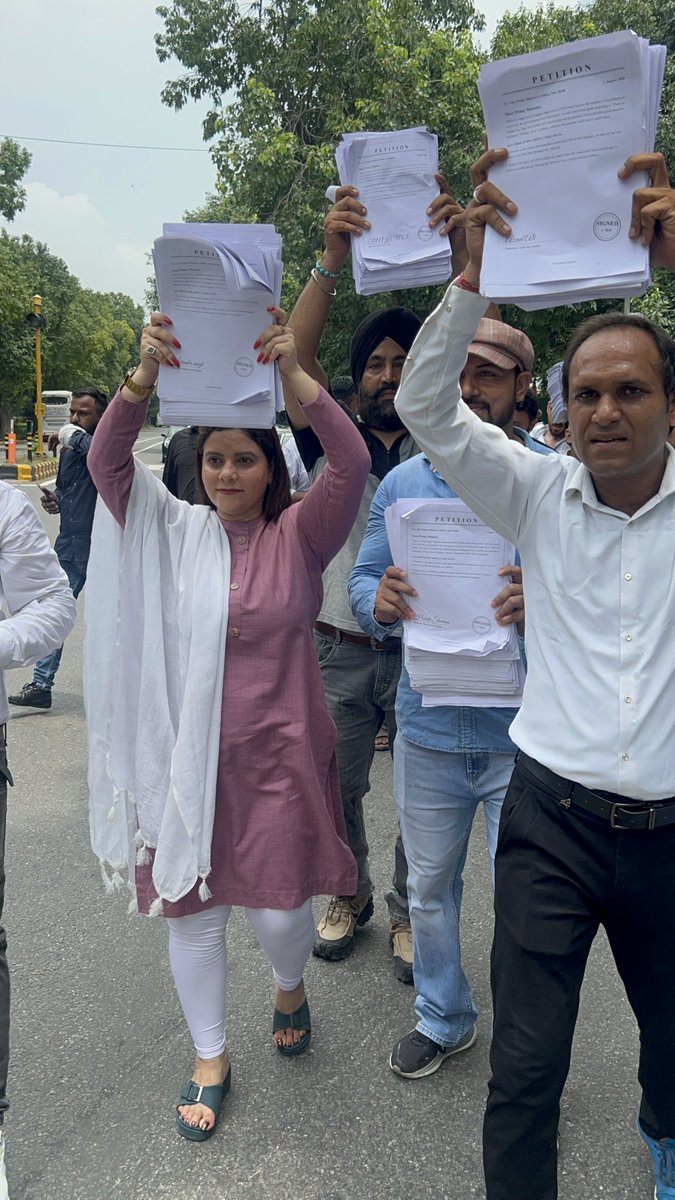 AlkaSharmaAAP's tweet photo. E20 के विरोध में जनता की 2 लाख से अधिक petitions लेकर मोदी जी से मिलने की कोशिश की, लेकिन मोदी जी की पुलिस ने हमें रोक दिया। हमने सभी petitions मोदी जी को भेज दी हैं।

मोदी जी, हमें अपनी ताकत दिखाने से क्या होगा? आप यही हिम्मत ट्रंप को दिखाइए और देश पर E20 थोपना बंद करिए। https://t.co/6tgBoBjw3o