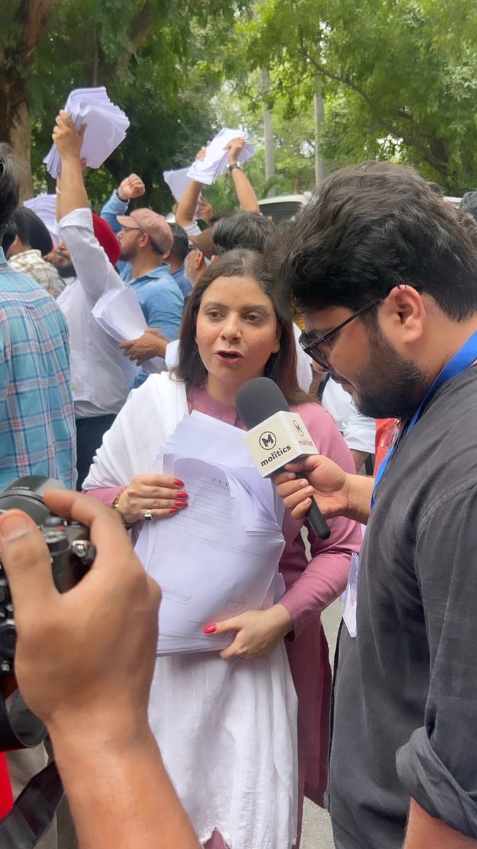 AlkaSharmaAAP's tweet photo. E20 के विरोध में जनता की 2 लाख से अधिक petitions लेकर मोदी जी से मिलने की कोशिश की, लेकिन मोदी जी की पुलिस ने हमें रोक दिया। हमने सभी petitions मोदी जी को भेज दी हैं।

मोदी जी, हमें अपनी ताकत दिखाने से क्या होगा? आप यही हिम्मत ट्रंप को दिखाइए और देश पर E20 थोपना बंद करिए। https://t.co/6tgBoBjw3o
