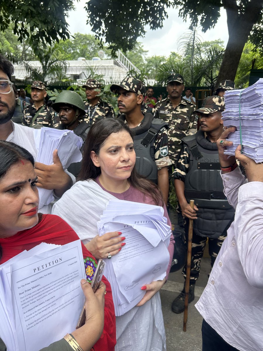 AlkaSharmaAAP's tweet photo. E20 के विरोध में जनता की 2 लाख से अधिक petitions लेकर मोदी जी से मिलने की कोशिश की, लेकिन मोदी जी की पुलिस ने हमें रोक दिया। हमने सभी petitions मोदी जी को भेज दी हैं।

मोदी जी, हमें अपनी ताकत दिखाने से क्या होगा? आप यही हिम्मत ट्रंप को दिखाइए और देश पर E20 थोपना बंद करिए। https://t.co/6tgBoBjw3o