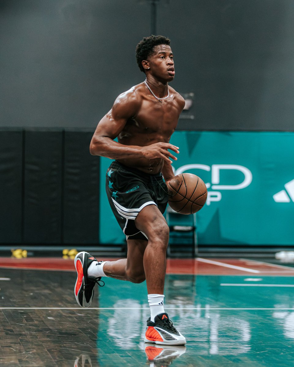 Basket_Infos's tweet photo. « Joel, il n'aime pas vraiment décrocher quand je l'appelle »

Invité à expliquer ce que l'arrivée de LeBron James change pour les Sixers, VJ Edgecombe a surtout insisté sur l’opportunité unique d’apprendre aux côtés de plusieurs superstars : 

VJ Edgecombe : « C’est LeBron, évidemment. Mais on a aussi récupéré Jaylen Brown, et j’ai l’impression que les gens l’oublient maintenant. Même si on a LeBron, on a aussi ajouté un candidat au MVP. On compte quatre All-Stars, et peut-être cinq un jour, je l’espère. Si tout le monde peut être sur le terrain en même temps, ça va être formidable. Pour ma part, j’ai simplement envie d’apprendre. Je vais poser énormément de questions à LeBron et à JB. J’en pose déjà beaucoup à Tyrese et Joel. »

Chiney Ogwumike : « Vraiment ? Ils en ont marre ? »

VJ Edgecombe : « Je sais qu’ils en ont marre. Joel ne répond même plus aussi souvent à mes appels. Il me rappelle, mais il n’aime pas vraiment décrocher quand je l’appelle. »

Chiney Ogwumike : « C’est une manière de te témoigner son affection. »

VJ Edgecombe : « Oui. Mais je sais que je peux compter sur Tyrese pour répondre au téléphone. Je suis simplement heureux de pouvoir apprendre. Pour moi, LeBron est le meilleur joueur de tous les temps et je vais désormais jouer à ses côtés. J’essaierai d’apprendre tout ce que je peux et de récupérer le moindre petit conseil. »

via @espn