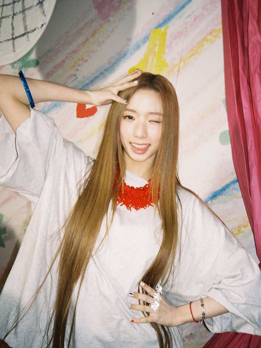 TUIDE_official's tweet photo. 📸 behind the scenes #ELENA

TUIDE The 1st EP [TUNE &amp; PLAY]
2026.08.24 6PM (KST) / 5AM (ET)

#TUIDE #튜이드
#TUNEnPLAY https://t.co/dJTLcyDXmG