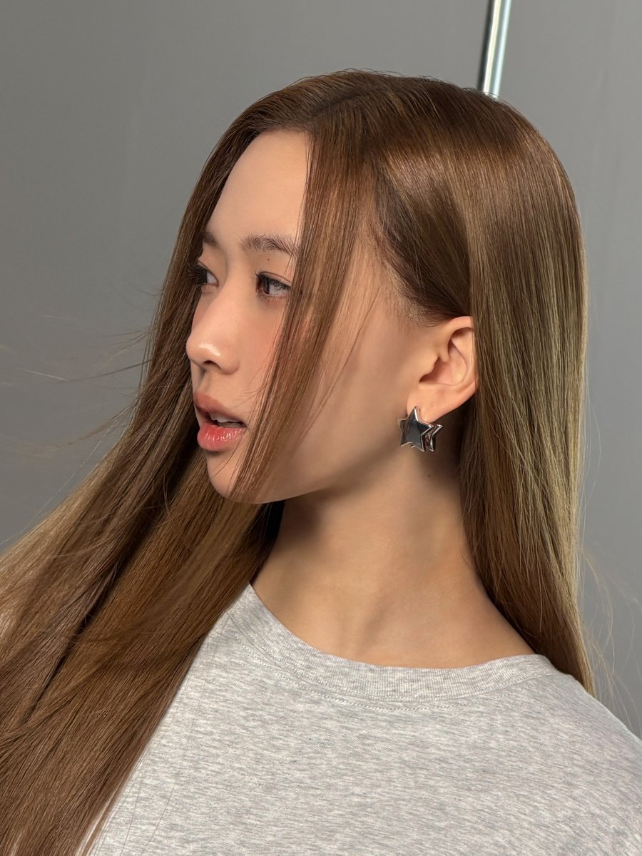 TUIDE_official's tweet photo. 📸 behind the scenes #ELENA

TUIDE The 1st EP [TUNE &amp; PLAY]
2026.08.24 6PM (KST) / 5AM (ET)

#TUIDE #튜이드
#TUNEnPLAY https://t.co/dJTLcyDXmG