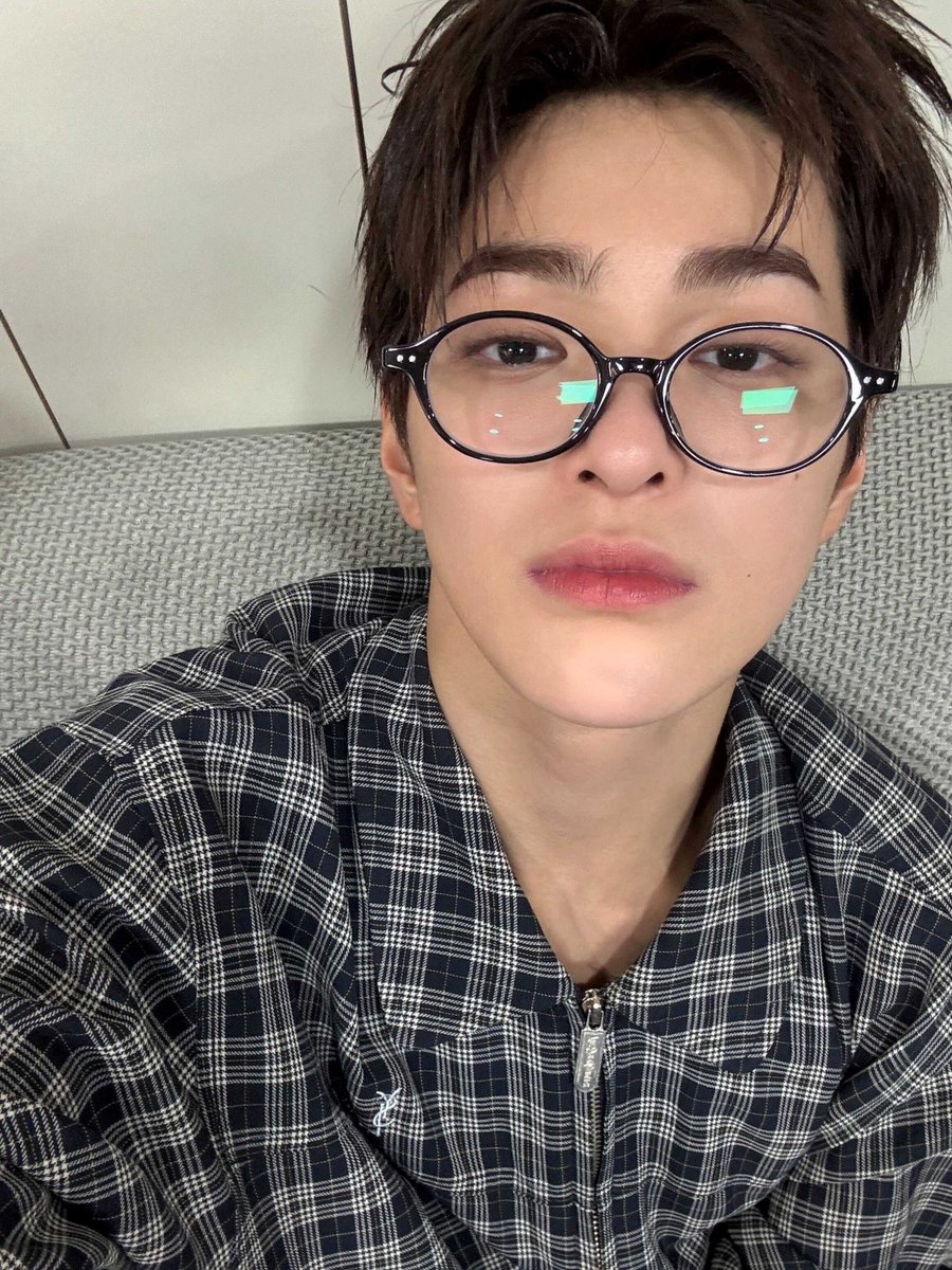 meevaak's tweet photo. 주훈이폰으로올렷던셀카 https://t.co/m25OyTXCEl