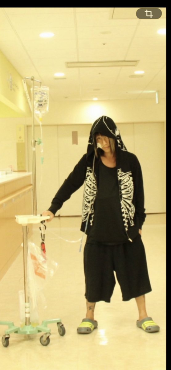 daisuke_side's tweet photo. 10年前に腸の病になって大腸破裂して
腹膜炎おこして20時間の手術で
生死を彷徨い生還しました
潰瘍性大腸炎や大腸、直腸癌もなる人が
多いです。
仲良かったHEATHや真ちゃんも旅立って本当辛かった。
最近ダウンタウンの松本さんも同じ人工肛門、stomaになったと聞きました。
腸の病は進行も早いし
下血も腹痛も半端ないです。
僕は下��した時　内痔だと勘違いして
一年放置して手遅れになる所でした。
今は小腸〜下の腸を全て切断し、肛門まで
ありません。
とにかく下血したら大袈裟だと思わないで
怖いのもわかりますが　
すぐ検査してください。
進行が早く蝕まれている間　亡くなるまで
腹に膝蹴り入って唸るような痛みが
ずっと続く感じで　地獄でした
とにかく早期発見で全く明暗わかれます
40歳くらいで人間ドックや内視鏡やったほうがいいと思います。
僕は永久stomaです　
慣れれば悪くないし
stoma器具の助成もあるので安心だし
stoma用のトイレも思ったよりたくさんあります。
もし人工肛門になるって事で不安がある方は　悩みなどコメントでもDMでもこたえますよ。
僕も全国の人から色々お話聞けたので
大変参考になりました。
とにかく下血したり急に体重落ちたら
まず病院行ってくださいね。
僕みたいにならないように🙏