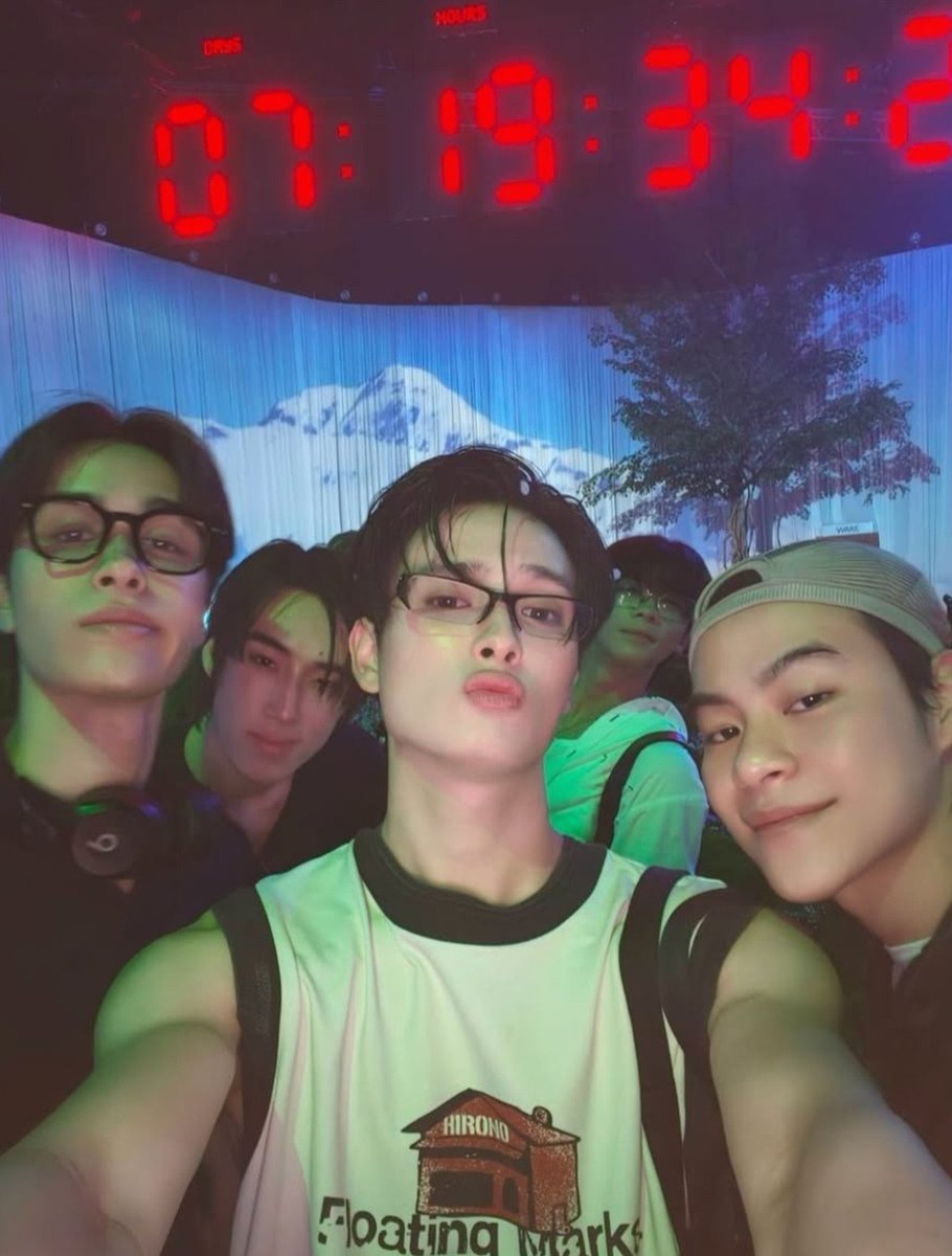 founduinmoon's tweet photo. ขุน : กูมาแล้วนะ
ฮง : ข้าง ๆ ไม่เหงา เพราะเค้ามาแล้ว

มิตรภาพ osk 140 น่ารักกันมากเลยนี่นา🤲🏻🥺

#MUSEUMOFSOMNIA 
#KHUNPOL #PUN #hongshihoshi https://t.co/te3FOqVkQs