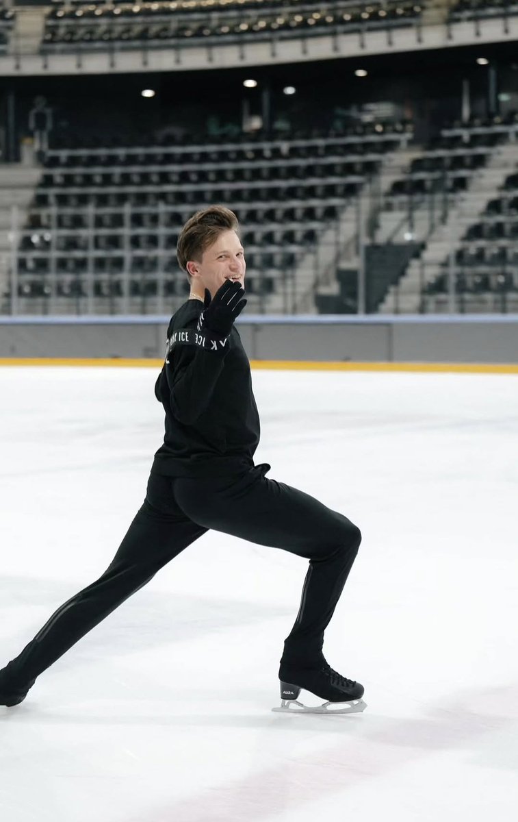 ellada007's tweet photo. Счастливый Женечка🥰 #figureskating https://t.co/bKAEZyp7hH