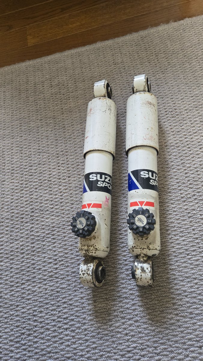 comks0403's tweet photo. 物置整理してたら23アルトで使ってたスズスポショック(戻り無しタイプ)出てきた
価値あるのかこれ https://t.co/tpBBg8DsUj
