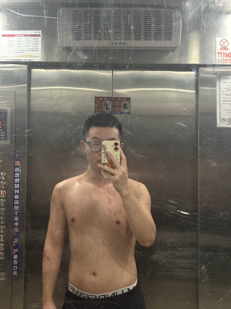Rain0mn7's tweet photo. #电梯 下楼丢个垃圾 https://t.co/T01ttD32Px