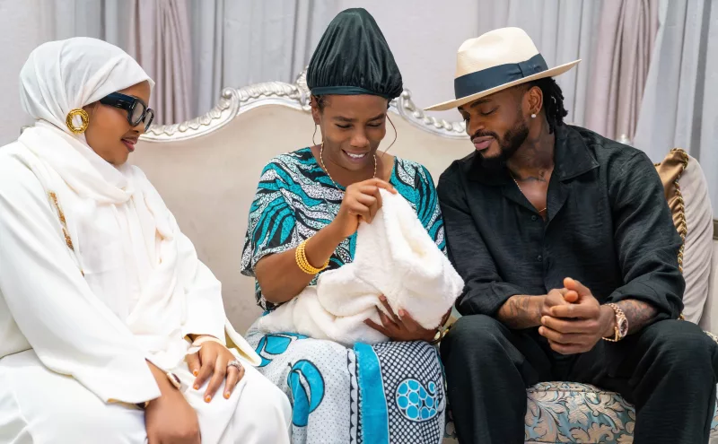 BreakingKenya's tweet photo. #Breakingkenyanews #Diamond and #Zuchu Return Homewith Newborn in Convoy of Luxury #SUVs
https://t.co/AzGqhu8tBa https://t.co/X0Idj5g4u4