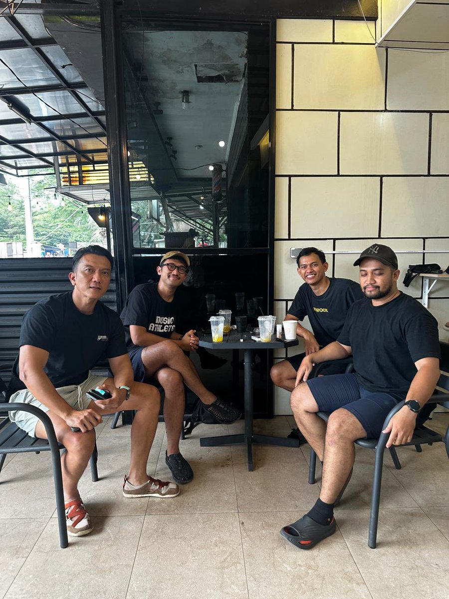 rgoestama's tweet photo. Td pagi sambil jln ke kantor di mobil dgr radio @gen987fm, kebetulan pas bgt om @kemalbunder lagi bahas topik soal jejamuan. Happy jg ternyata awareness org2 skrg ud lumayan peduli sm minuman sehat gini.

Btw kalo om Kemal mau boleh lah kita kirim2 Jamuin ke studio. Utk testimoni bs loh tanya2 ke penyiar Gen lain yg ud jd pelanggan setia Jamuin om @nehrurindra wkwk.

Lesgow hidup sehat!