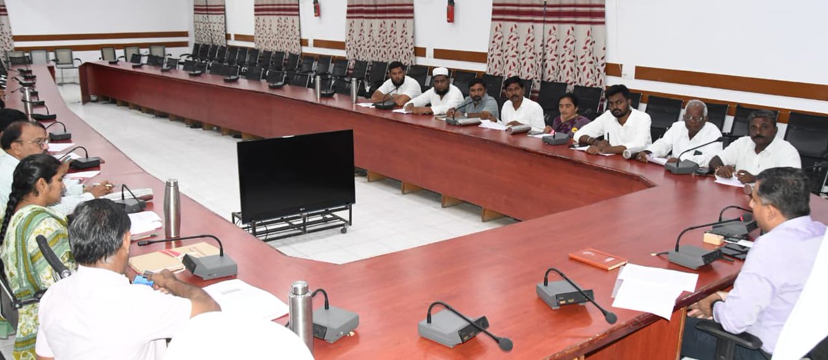 Collector_ADB's tweet photo. ప్రత్యేక ఓటరు జాబితా సవరణ కార్యక్రమం, పోలింగ్ కేంద్రాల హేతుబద్ధీకరణ, సంబంధిత అంశాలపై బుధవారం కలెక్టరేట్ సమావేశ మందిరంలో వివిధ రాజకీయ పార్టీల ప్రతినిధులతో జిల్లా కలెక్టర్ రాజర్షిషా సమీక్ష సమావేశం నిర్వహించి దిశ నిర్దేశం చేశారు. 

ఈ సమావేశంలో ఆర్డిఓ జగదీశ్వరరావు, తహసీల్దార్ శ్రీనివాస్, ఎన్నికల విభాగం పర్యవేక్షకురాలు నలందప్రియ, వివిధ రాజకీయ పార్టీల ప్రతినిధులు, ఇతర రెవెన్యూ అధికారులు, సిబ్బంది, తదితరులు పాల్గొన్నారు.
#SIR2026 #CEOTelangana #ECI #VoterAwareness #EnumerationForm #EnumerationPhase #SpecialIntensiveRevision

@ECISVEEP
@SpokespersonECI
@CEO_Telangana
@dcotelangana
@TelanganaCMO
@TelanganaCS
@IPRTelangana
@PIB_India
@PIBHyderabad
@airnewsalerts
@AirHyderabad