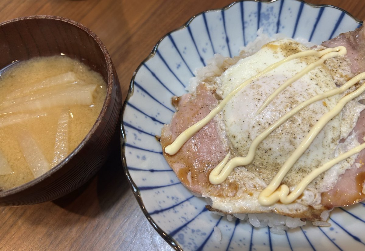 Sumire_pppp's tweet photo. 目玉焼きにマヨネーズが
美味しいよ〜って聞いたもんで
ゲーム観戦中にサクッと😆✨
#目玉焼き
#マヨネーズ
#なんで今までやらなかった
#飛ぶぞ https://t.co/koeQjsXRRe