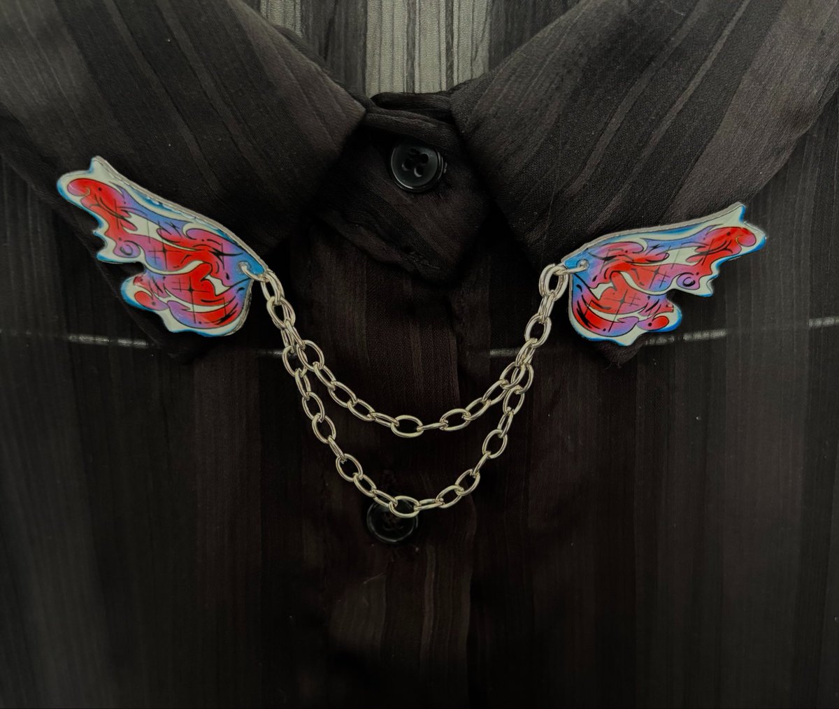 Dizzyy2C's tweet photo. collar pins will available at #tomoland ‼️ https://t.co/IVVQtVsaam