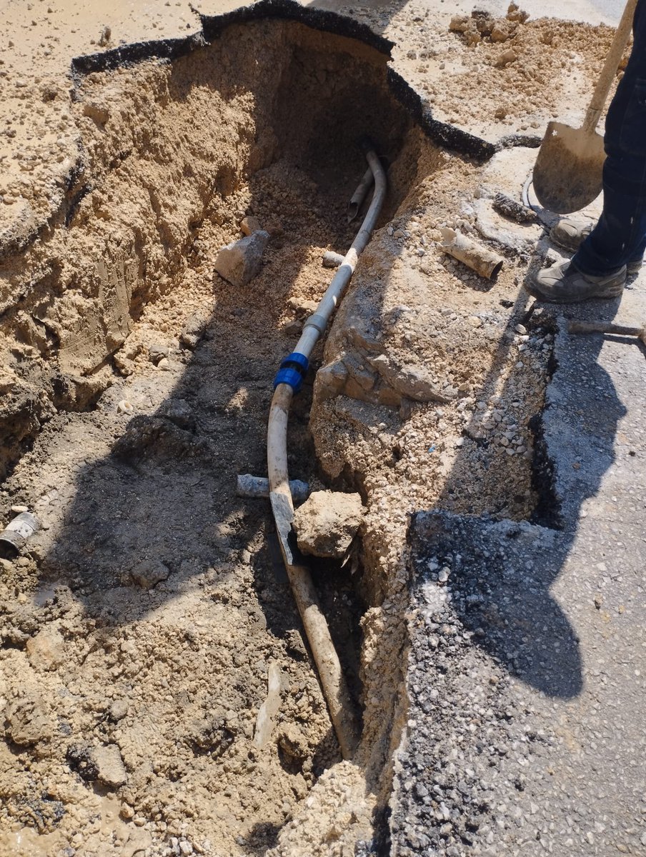 halise_tekbas's tweet photo. Yavuzlar Toki Aksantaş içme suyu boruları sürekli patlıyor.
Toki tarafından kalitesiz boruların döşendi iddia edilen içme suyu boruları askı tarafından onariliyor.
 Çözüm için toki Aksantaş malik sakinleri toplu dilekçeyle şikayet merci Toki yetkililerine bildirilip sorun çözülsn https://t.co/TTd6wBFp3W