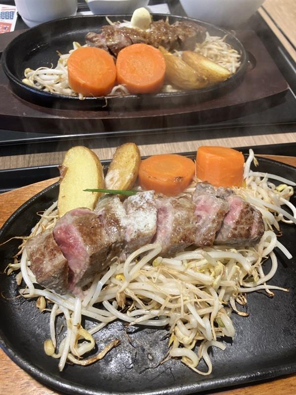 FukuokaAirport's tweet photo. 🌞暑い日こそ、ステーキでパワーチャージ！
📍国内線 フードコート　#ビフテキ屋うえすたん
🥩サーロインステーキ120g(税込1,590円)
お肉は熱々の鉄板で自分の好みに焼いて召し上がれ😋
野菜もたっぷりでヘルシー✨
ランチタイム(10：00～14：00)はご飯とスープが無料サービス中😍
お得なランチです！ https://t.co/IPrn4TVUIu