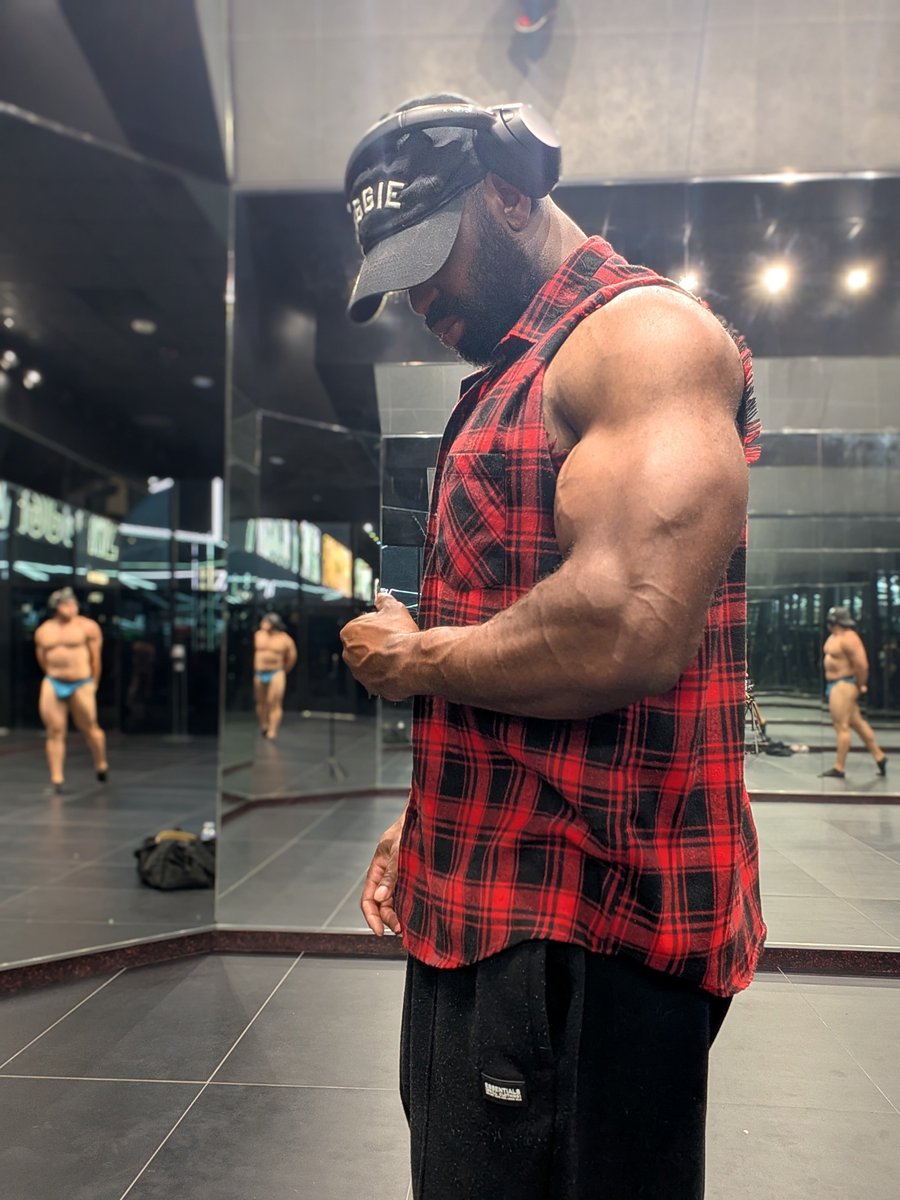 daddytjordan's tweet photo. LumberJACK! Lol #fitness #arms #muscles https://t.co/tQDm20CrnN