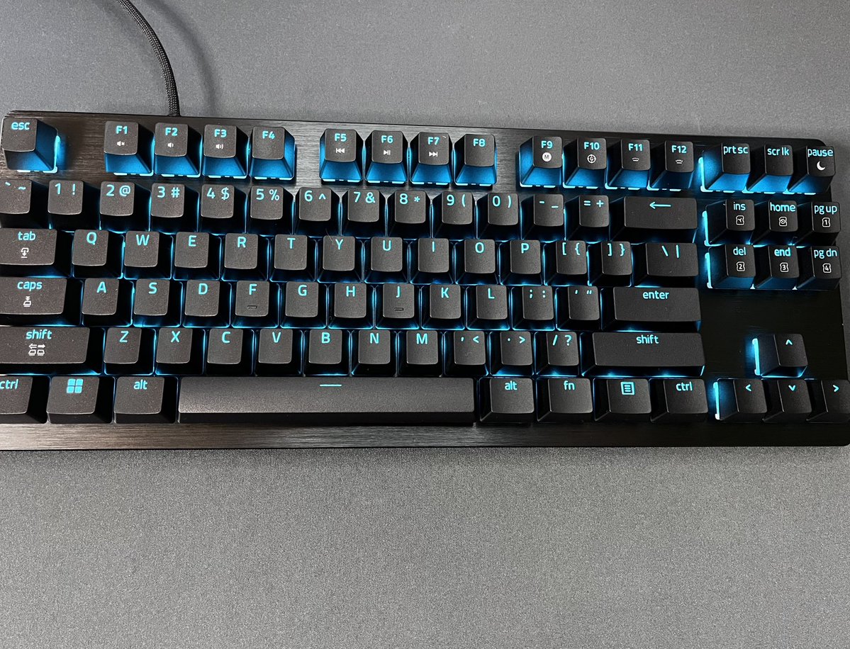 Cafidayoo's tweet photo. 磁気スイッチになってもやっぱり打鍵音がでかいRAZERさん。
久々にゲーミングしてるキーボード買ったけどやっぱかっこいいわ https://t.co/Cl1mKdAHDN