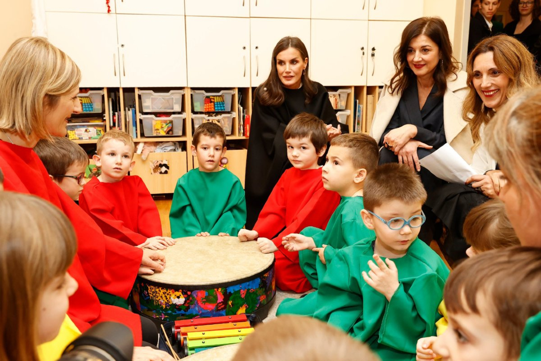 MonarquiaEspana's tweet photo. Queridos amigos, buenos días. Os deseamos un #FelizMiércoles #FelipeVI #Letizia #VERDE #VivaElRey #VivaEspaña https://t.co/qBQ3cje2y9