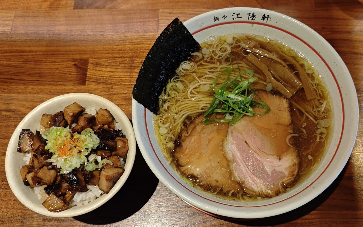 ramenriceshower's tweet photo. 【#滋賀グルメ】
カウンターだけの🍜
スープは少し醤油辛いタイプだが細麺には合う〰️あぶり丼はとても香ばしく美味しいが白ご飯が思ったよりあるのでバランスを考えて食べないと最後が寂しくなる🤤

中華そば＋あぶり丼 1,500円
★★★☆☆
#ラーメン
#麺や江陽軒
#彦根駅
#彦根��
#どんぞこ https://t.co/3cuaBUnInT