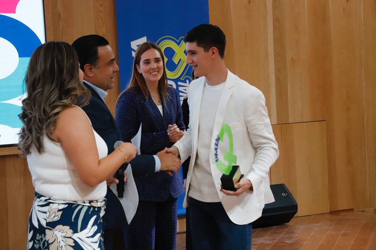 LuisBNava's tweet photo. Hace 2 años, siendo alcalde, le dimos un reconocimiento al esgrimista queretano Máximo Azuela por su destacado desempeño en el deporte siendo tan joven.

Hoy, Máximo acaba de colgarse la medalla de oro en esgrima en los Juegos Centroamericanos y del Caribe 2026. ¡Felicidades, campeón! ¡Eres todo un orgullo para Querétaro y México!
