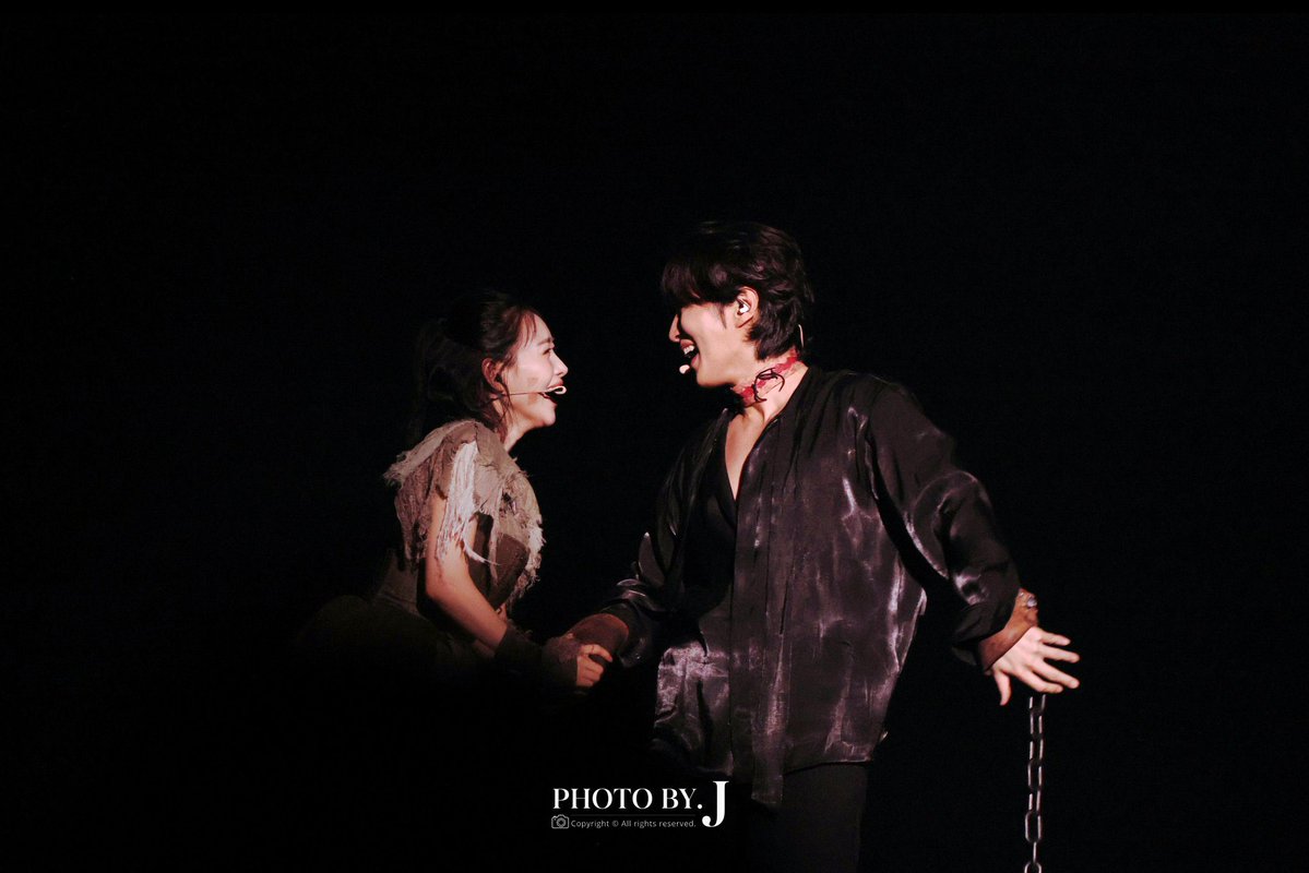luieunn's tweet photo. 개물이가 너무 환하게 웃고있어….
손에 사슬차고 왜….왜!!!ㅠㅠㅠㅠㅠㅠㅠ https://t.co/GjTuaXWcil