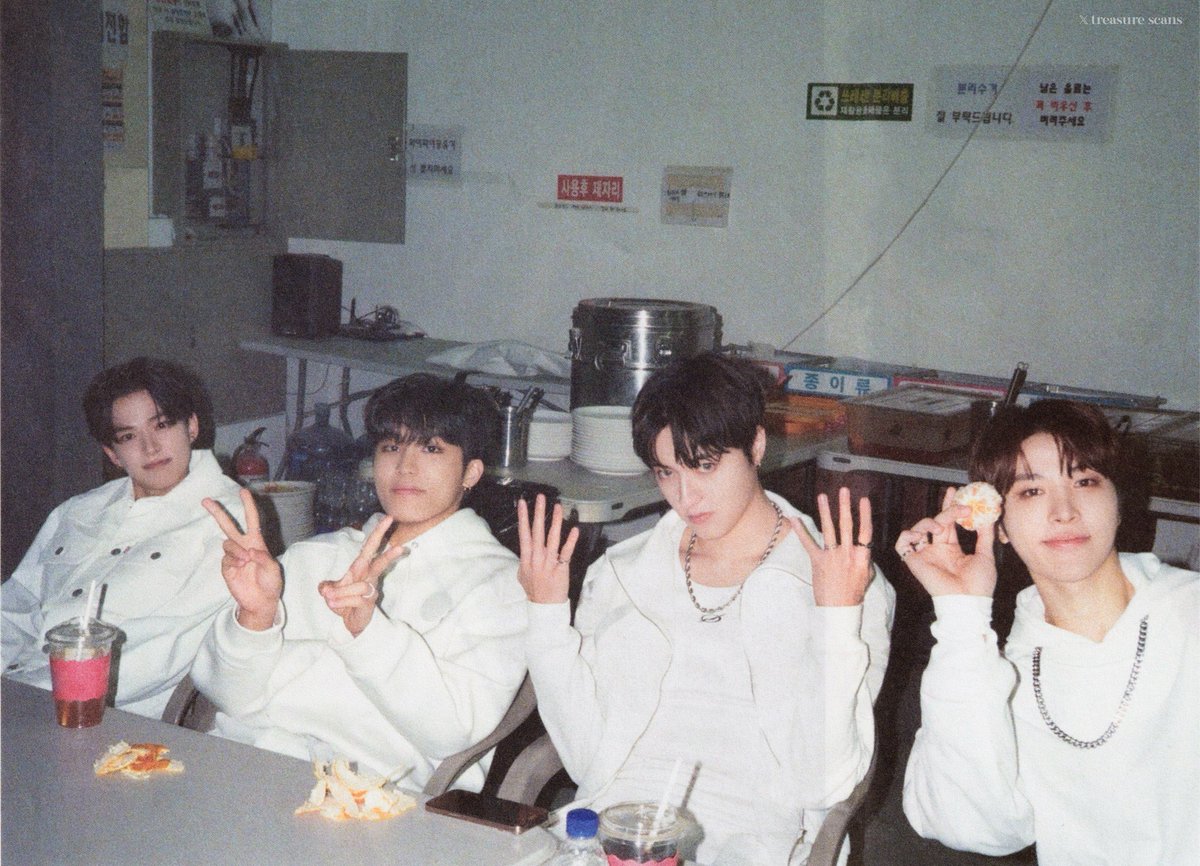soghksl_'s tweet photo. 3숙소 사히형과냉장고만한막내들조합
다같이밥먹고옷장공유하고누구한명생일이면12시땡하자마자다같이가서축하해주는북적북적숙소임
사히형동생들한테요리해주고루토정우도막내생일에미역국끓이고케이크꾸며서생일상차려주고정환이는형들한테같이밥먹자고하는역할인거엄청아름답네아………... https://t.co/DQtbu2aoYA