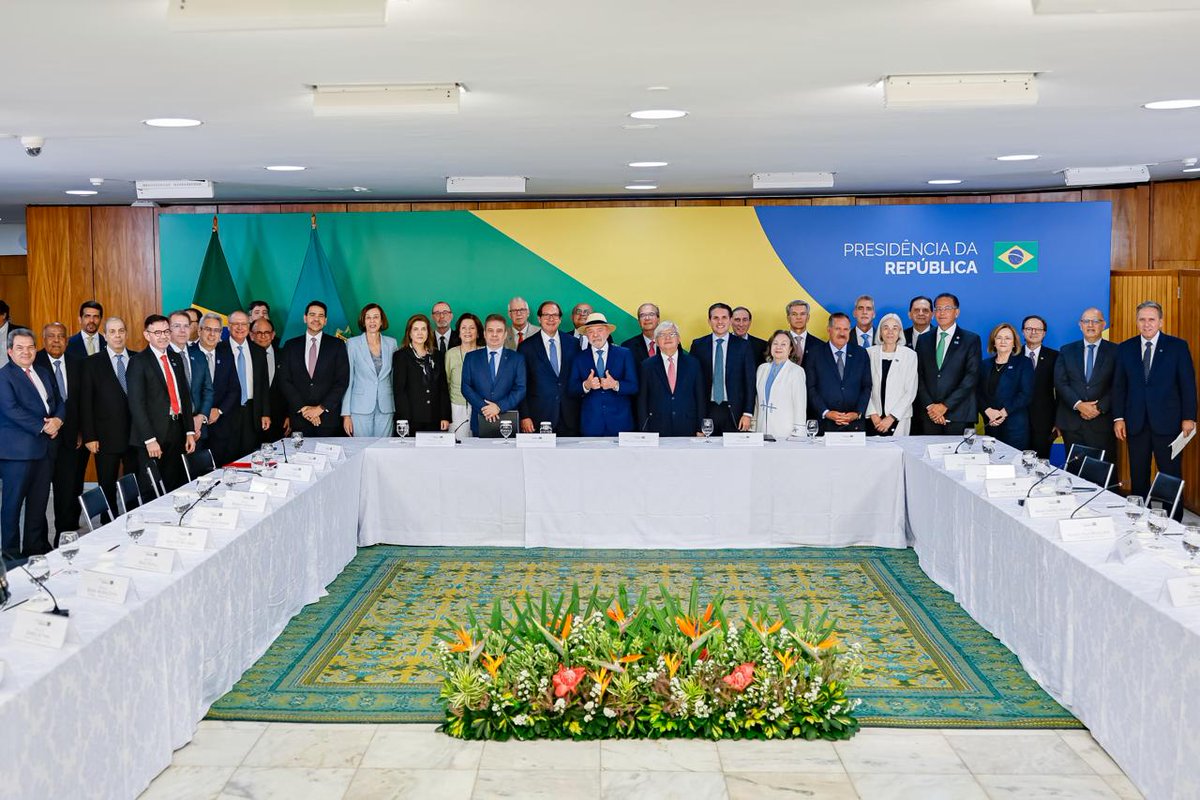 LulaOficial's tweet photo. Sancionei hoje a lei do "filtro de relevância" do Superior Tribunal de Justiça (STJ). Na prática, o tribunal passa a priorizar decisões sobre leis federais que afetem a sociedade como um todo e evita que recursos sobre questões sem impacto mais amplo ocupem a pauta da Corte. Menos burocracia, mais rapidez. A ideia é reduzir processos repetitivos, uniformizar decisões e fazer os julgamentos andarem com agilidade.

📸 @ricardostuckert