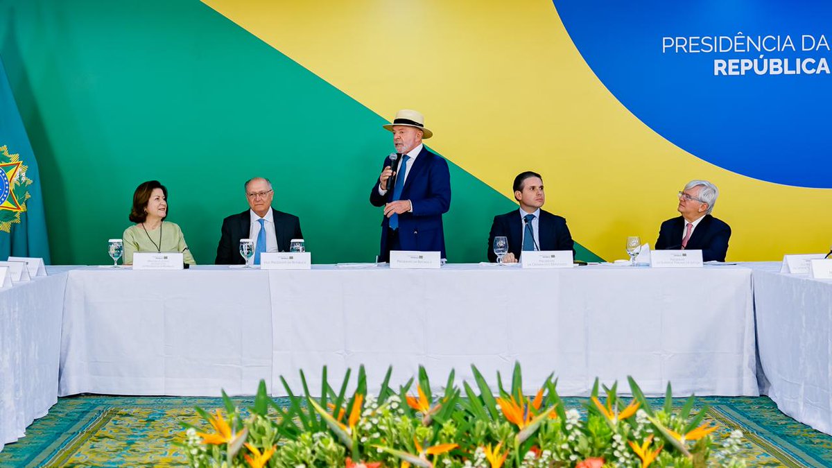 LulaOficial's tweet photo. Sancionei hoje a lei do "filtro de relevância" do Superior Tribunal de Justiça (STJ). Na prática, o tribunal passa a priorizar decisões sobre leis federais que afetem a sociedade como um todo e evita que recursos sobre questões sem impacto mais amplo ocupem a pauta da Corte. Menos burocracia, mais rapidez. A ideia é reduzir processos repetitivos, uniformizar decisões e fazer os julgamentos andarem com agilidade.

📸 @ricardostuckert