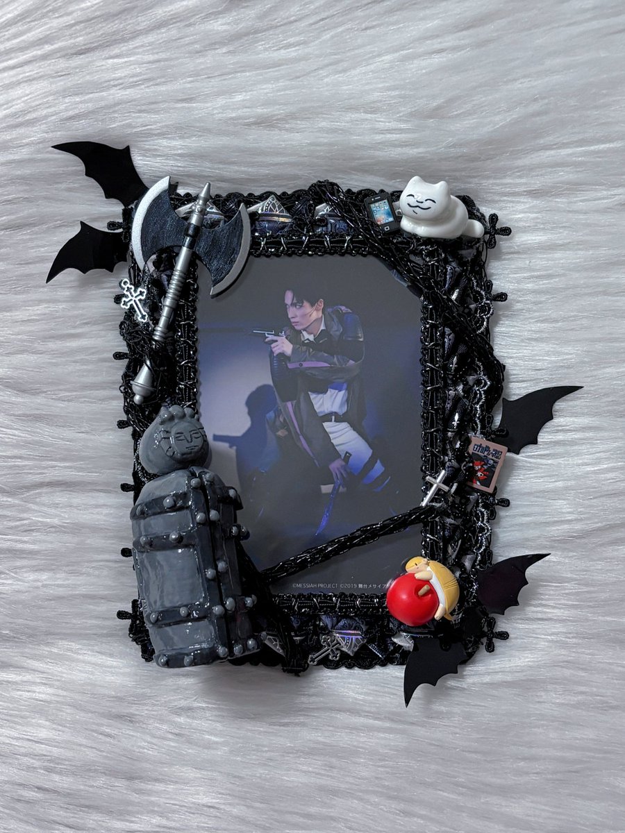 KaschakLin28782's tweet photo. しぬステ用🦇

ステンドグラスっぽい雰囲気をイメージしてみたけど、飾りを付けたら全然わからなくなっちゃったww

フクマさんのアイアンメイデンと菩薩にも挑戦！家にいるジョンのマスコットも堂々と仲間入りさせました🥰

大好きな原作の舞台が再演されるのが本当に嬉しくて、毎日楽しみで仕方ない🍷 https://t.co/pAqjebvtap