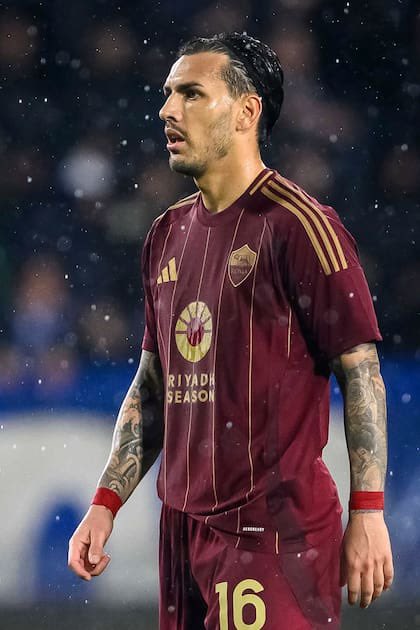 Bosterosoy12__'s tweet photo. Este era paredes en Roma hace un año, el tipo se permitía usar vincha!!! Lo que me hace reír que Boca lo dejó literalmente pelado https://t.co/GEnqgN8Np5
