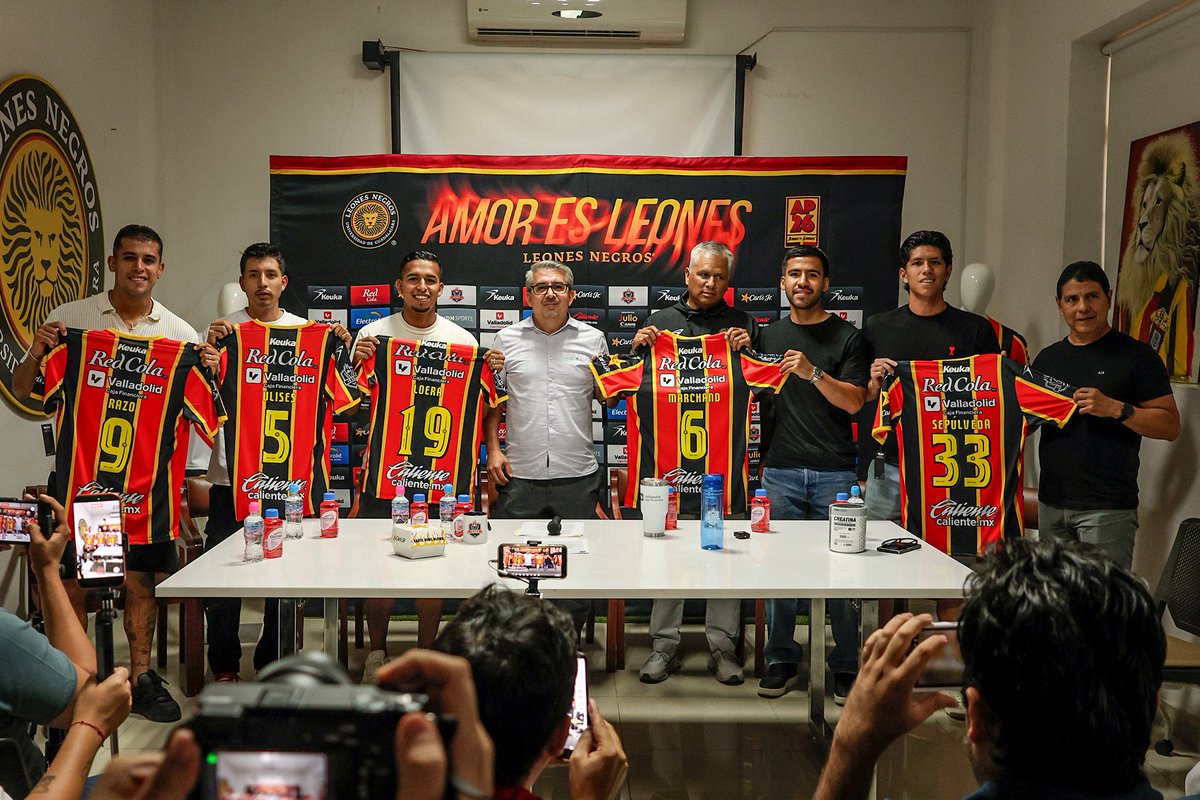 LeonesNegrosCF's tweet photo. LOS NUEVOS MELENUDOS. 

“Así fue la presentación a los nuevos Socios Comerciales  🟧 #ValladolidCajaFinanciera, 📖 #IESDA y los nuevos refuerzos 🆕🦁 de Leones Negros.”

Conoce todos los detalles aquí. 👇
📰 [NOTA]: https://t.co/GiGdUsNwi3 https://t.co/XgQ1hzVZcI