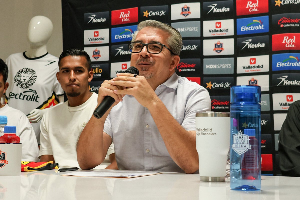 LeonesNegrosCF's tweet photo. LOS NUEVOS MELENUDOS. 

“Así fue la presentación a los nuevos Socios Comerciales  🟧 #ValladolidCajaFinanciera, 📖 #IESDA y los nuevos refuerzos 🆕🦁 de Leones Negros.”

Conoce todos los detalles aquí. 👇
📰 [NOTA]: https://t.co/GiGdUsNwi3 https://t.co/XgQ1hzVZcI